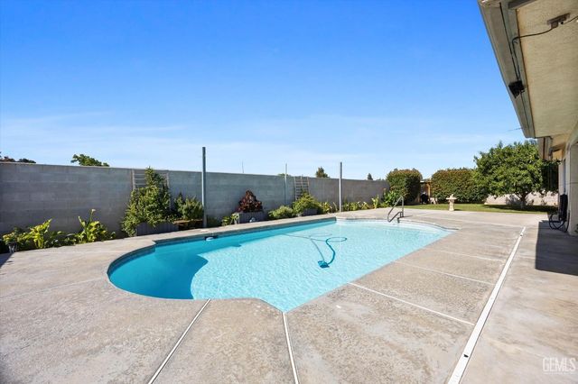 10401 Iroquois Lane, Bakersfield, CA 93312