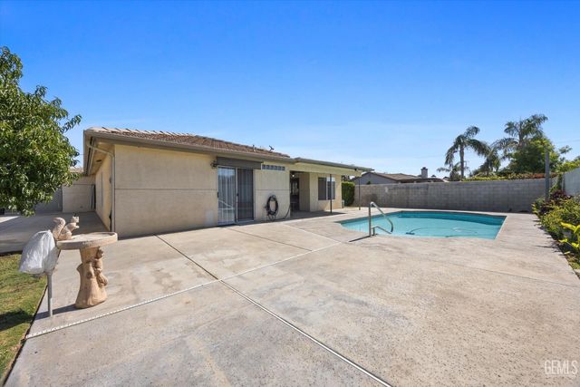 10401 Iroquois Lane, Bakersfield, CA 93312