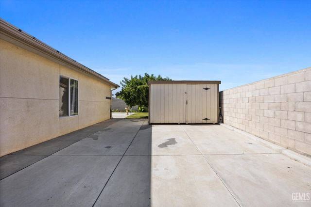 10401 Iroquois Lane, Bakersfield, CA 93312