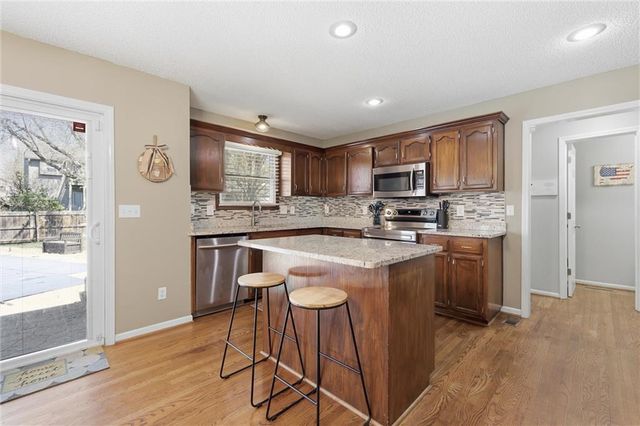 217 NE Paseo Place, Blue Springs, MO 64014