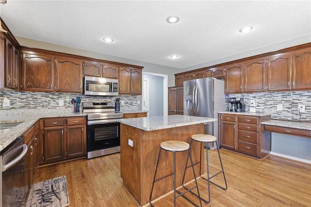 217 NE Paseo Place, Blue Springs, MO 64014