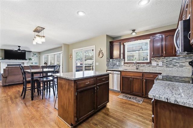 217 NE Paseo Place, Blue Springs, MO 64014