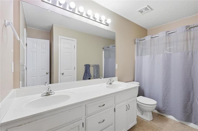 217 NE Paseo Place, Blue Springs, MO 64014