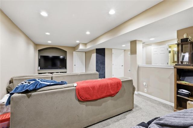 217 NE Paseo Place, Blue Springs, MO 64014