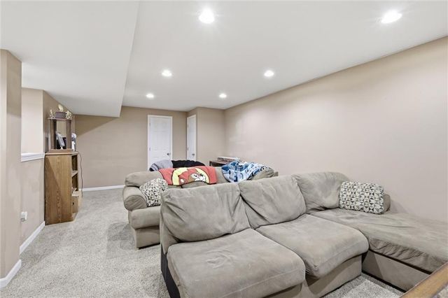 217 NE Paseo Place, Blue Springs, MO 64014