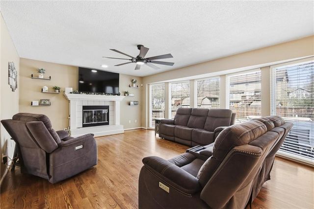 217 NE Paseo Place, Blue Springs, MO 64014