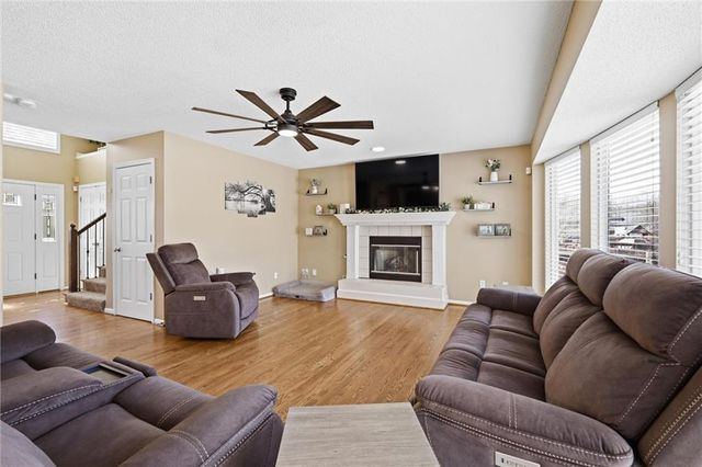 217 NE Paseo Place, Blue Springs, MO 64014