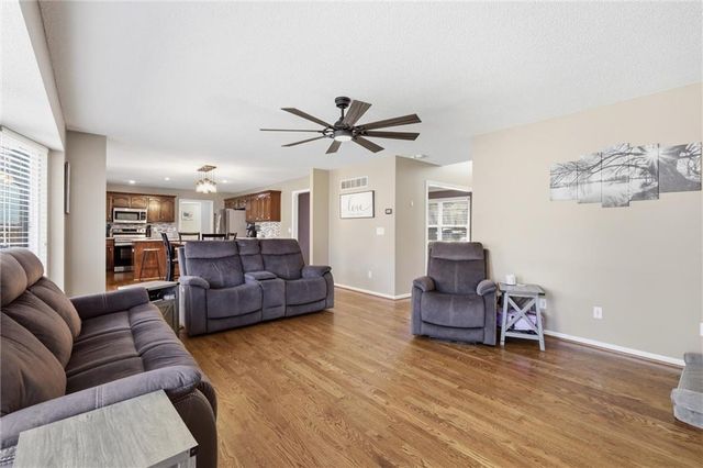 217 NE Paseo Place, Blue Springs, MO 64014