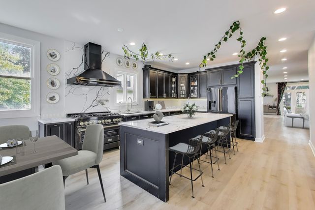 6431 N Paulina Street, Chicago, IL 60626