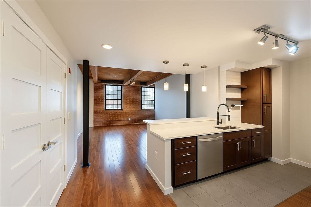 130 John St 242, Lowell, MA 01852