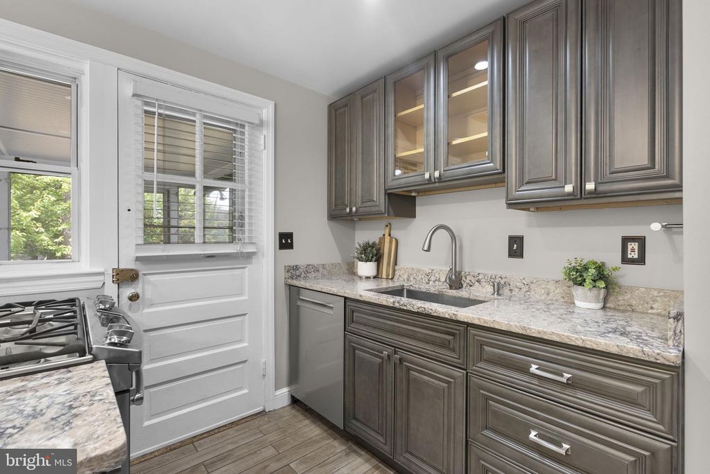 Image 9 of property listing at 10604 S DUNMOOR DR, Silver Spring, MD 20901