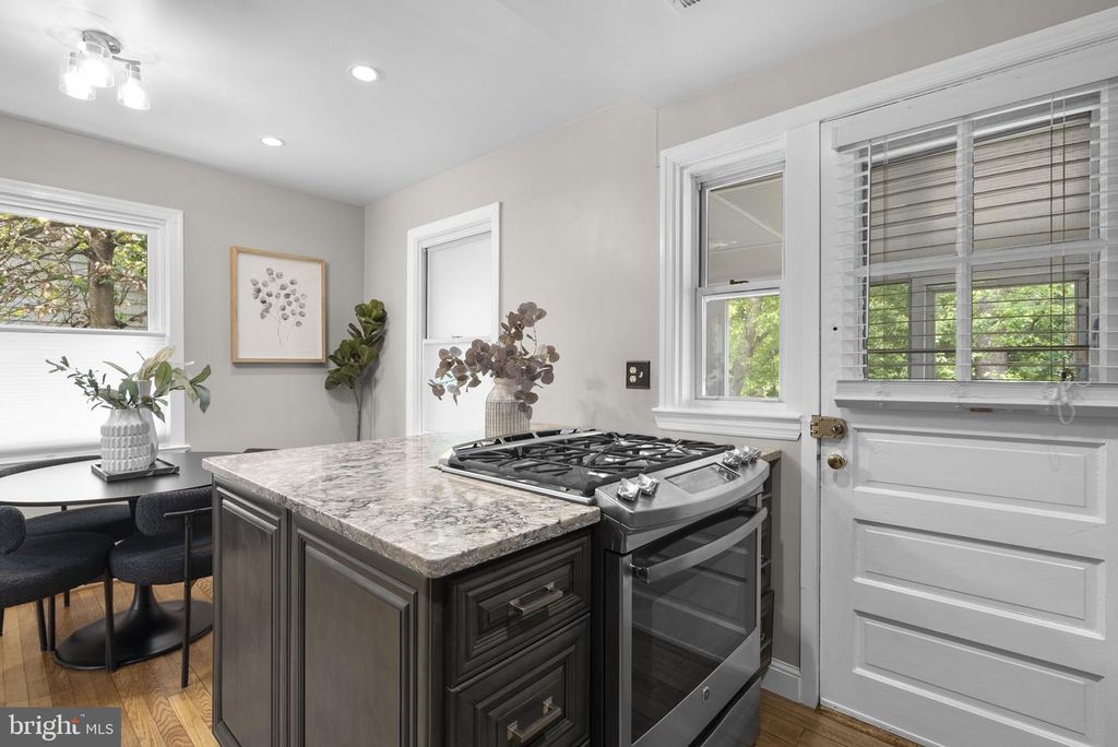 Image 10 of property listing at 10604 S DUNMOOR DR, Silver Spring, MD 20901