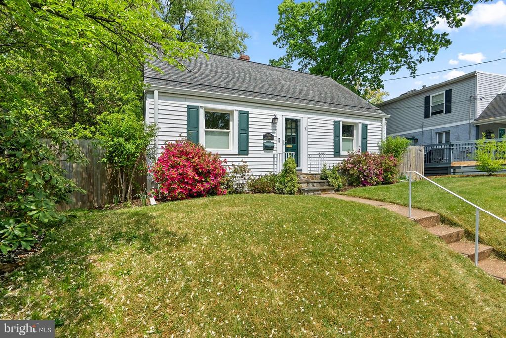 Image 2 of property listing at 10604 S DUNMOOR DR, Silver Spring, MD 20901