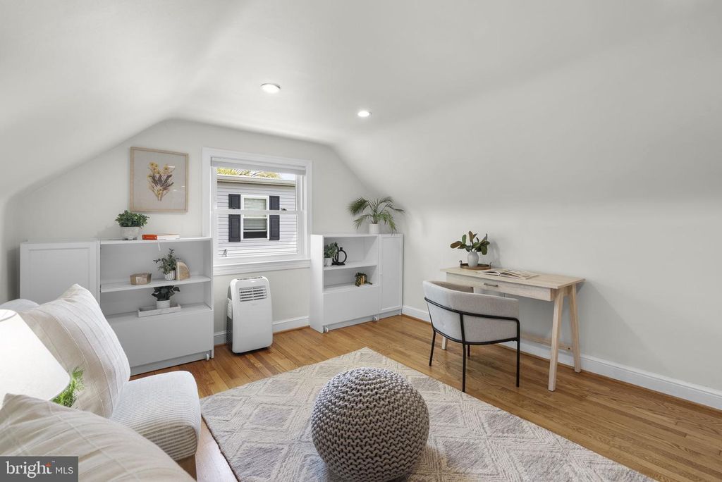 Image 22 of property listing at 10604 S DUNMOOR DR, Silver Spring, MD 20901