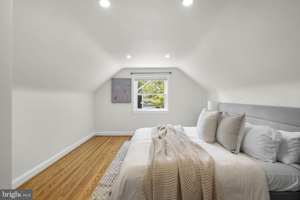 Image 24 of property listing at 10604 S DUNMOOR DR, Silver Spring, MD 20901