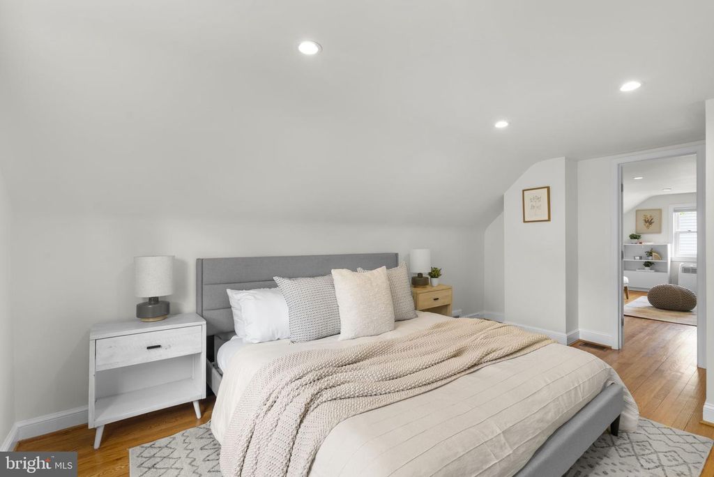 Image 25 of property listing at 10604 S DUNMOOR DR, Silver Spring, MD 20901