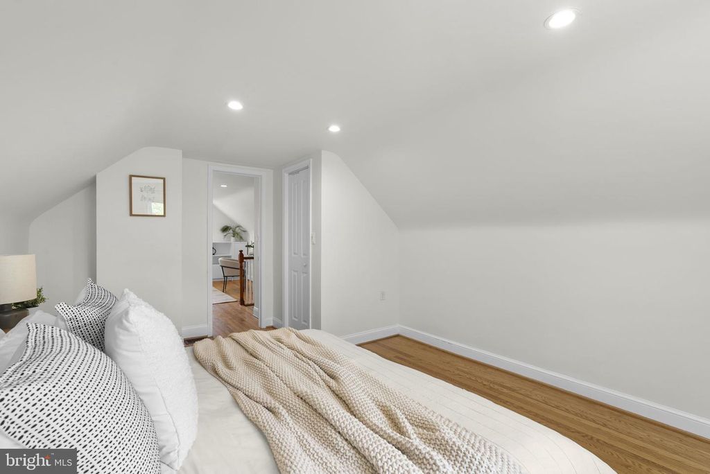 Image 26 of property listing at 10604 S DUNMOOR DR, Silver Spring, MD 20901