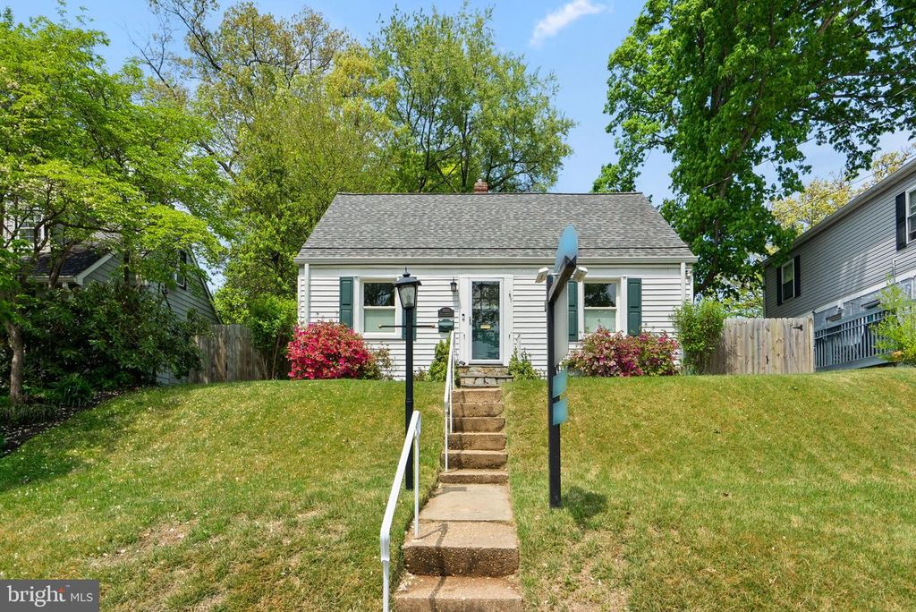 Image 3 of property listing at 10604 S DUNMOOR DR, Silver Spring, MD 20901