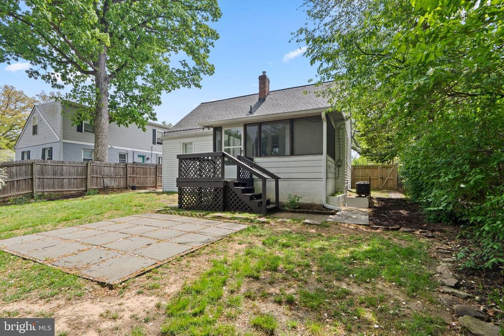 Image 29 of property listing at 10604 S DUNMOOR DR, Silver Spring, MD 20901