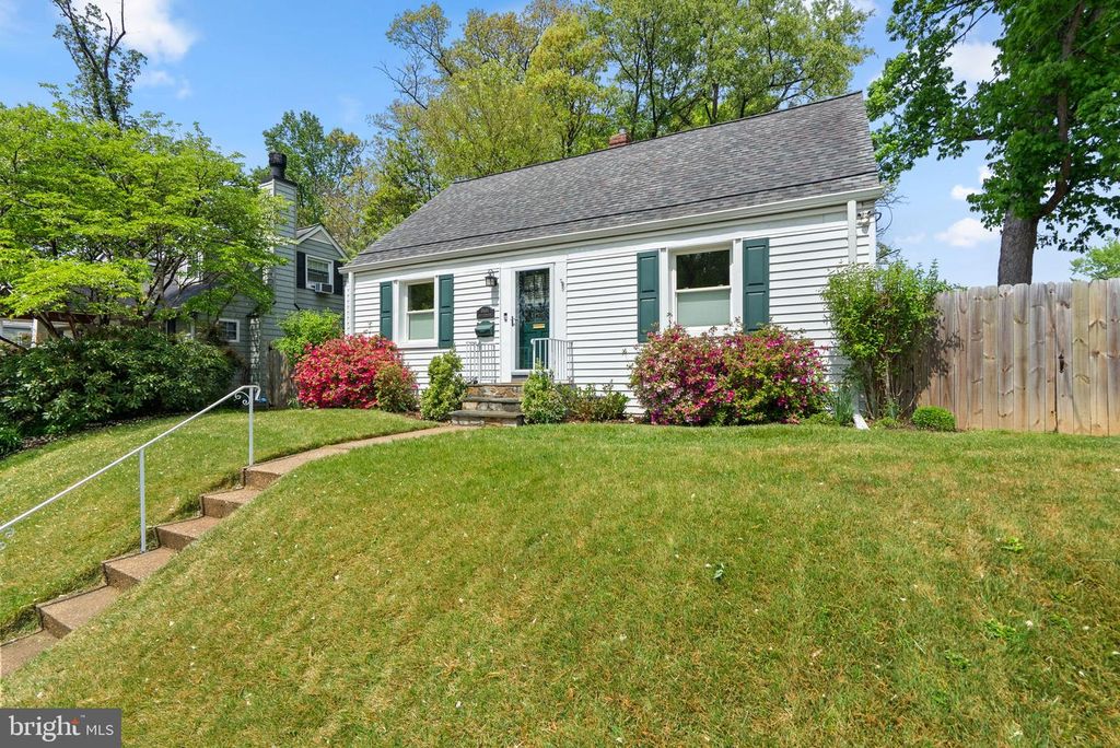 Image 4 of property listing at 10604 S DUNMOOR DR, Silver Spring, MD 20901