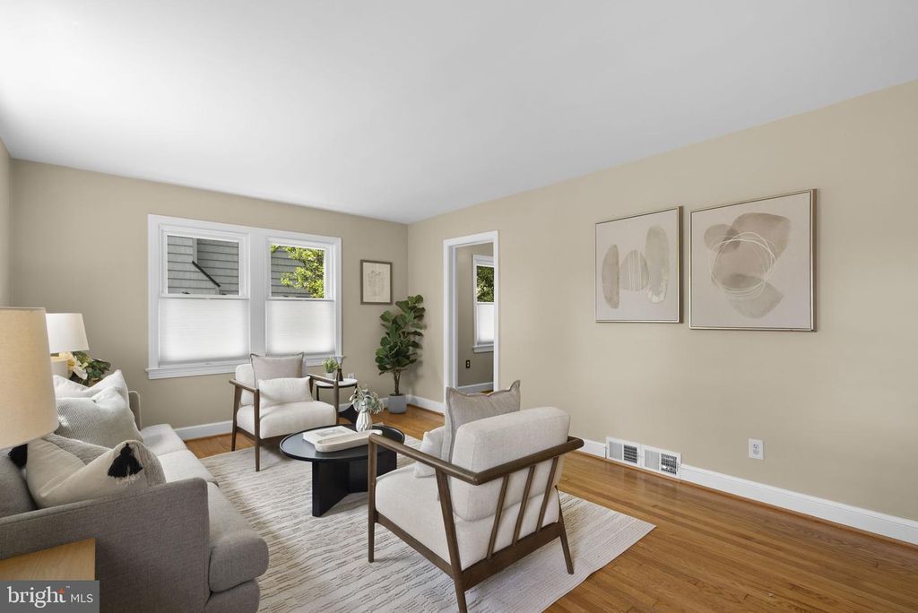 Image 5 of property listing at 10604 S DUNMOOR DR, Silver Spring, MD 20901