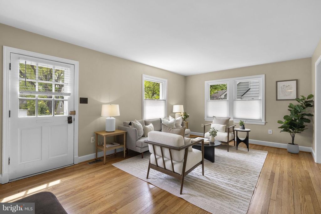 Image 6 of property listing at 10604 S DUNMOOR DR, Silver Spring, MD 20901