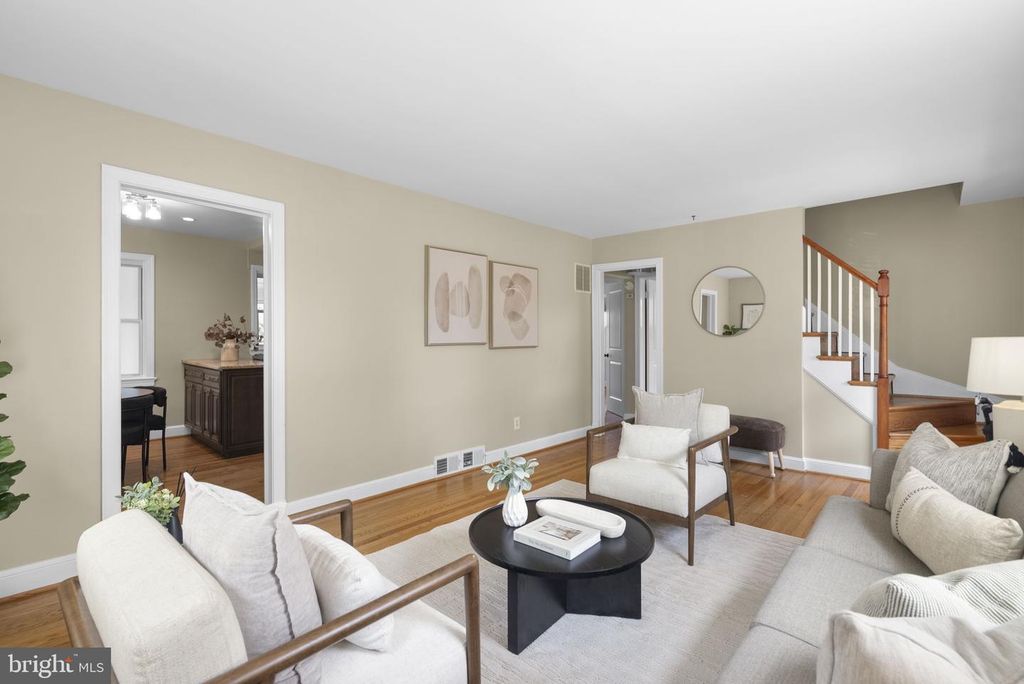 Image 8 of property listing at 10604 S DUNMOOR DR, Silver Spring, MD 20901