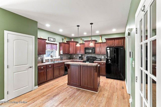 7612 Aspen Ridge Rd, Louisville, KY 40214