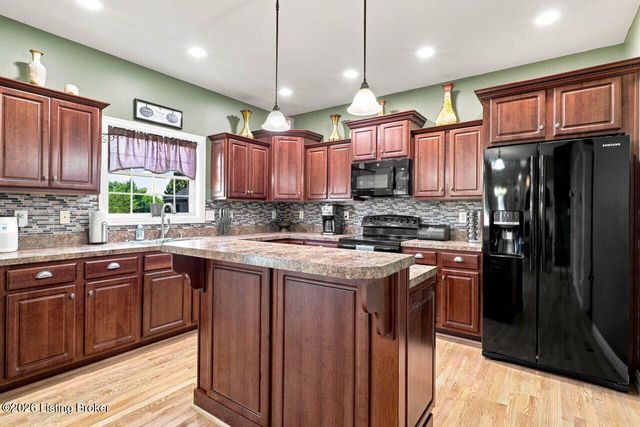7612 Aspen Ridge Rd, Louisville, KY 40214