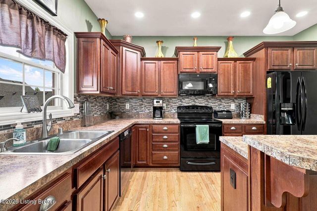 7612 Aspen Ridge Rd, Louisville, KY 40214