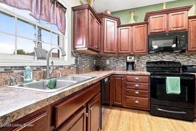 7612 Aspen Ridge Rd, Louisville, KY 40214