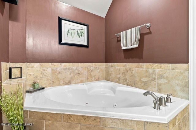 7612 Aspen Ridge Rd, Louisville, KY 40214