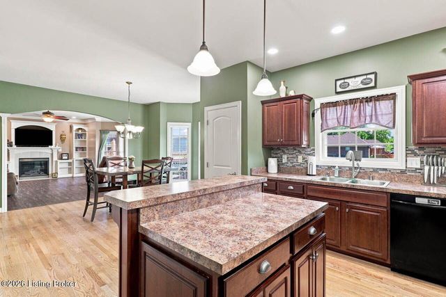 7612 Aspen Ridge Rd, Louisville, KY 40214