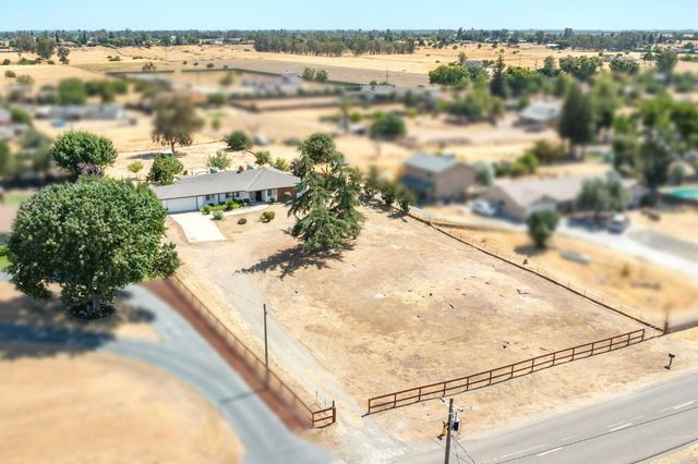 35580 John Albert Drive, Madera, CA 93636