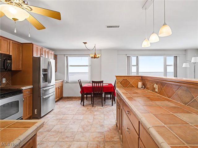 11850 Edgewater Drive 512, Lakewood, OH 44107