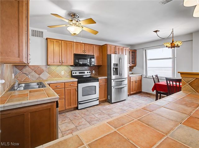 11850 Edgewater Drive 512, Lakewood, OH 44107