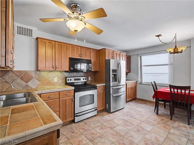 11850 Edgewater Drive 512, Lakewood, OH 44107