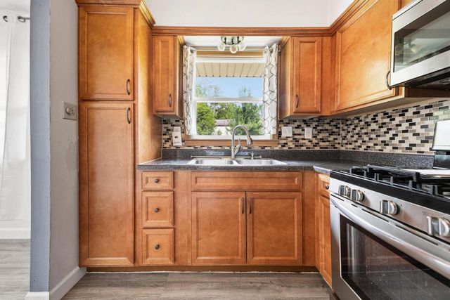 7216 W Layton AVENUE, Greenfield, WI 53220