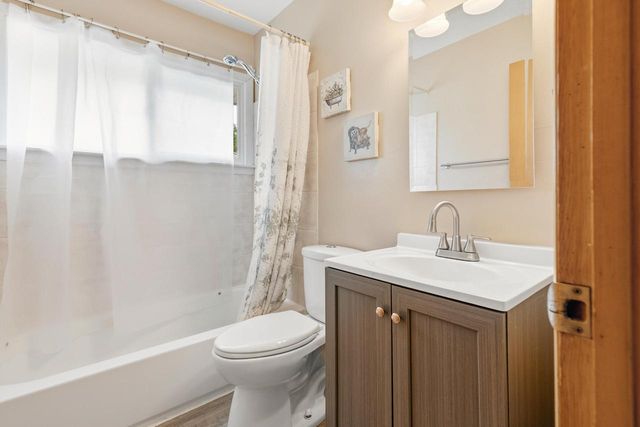 7216 W Layton AVENUE, Greenfield, WI 53220