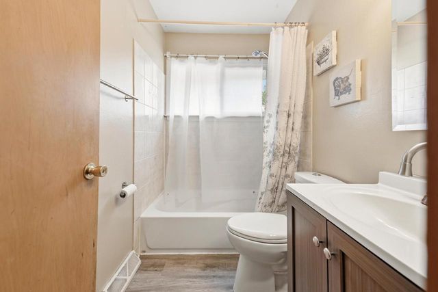 7216 W Layton AVENUE, Greenfield, WI 53220