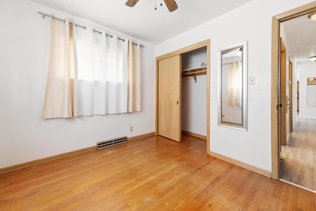 7216 W Layton AVENUE, Greenfield, WI 53220