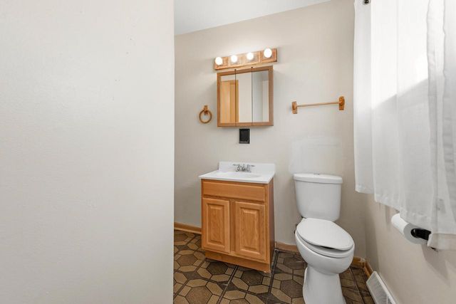 7216 W Layton AVENUE, Greenfield, WI 53220