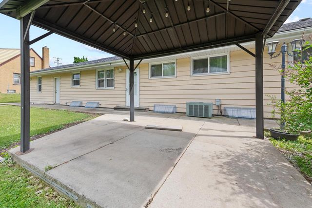 7216 W Layton AVENUE, Greenfield, WI 53220
