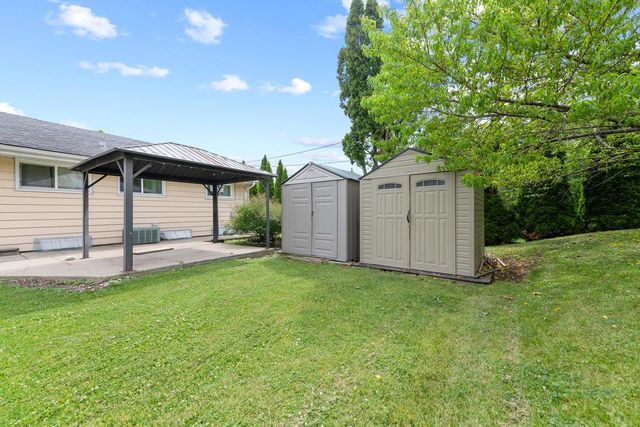 7216 W Layton AVENUE, Greenfield, WI 53220