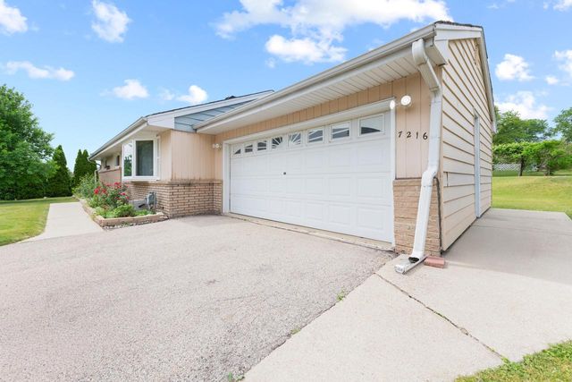 7216 W Layton AVENUE, Greenfield, WI 53220