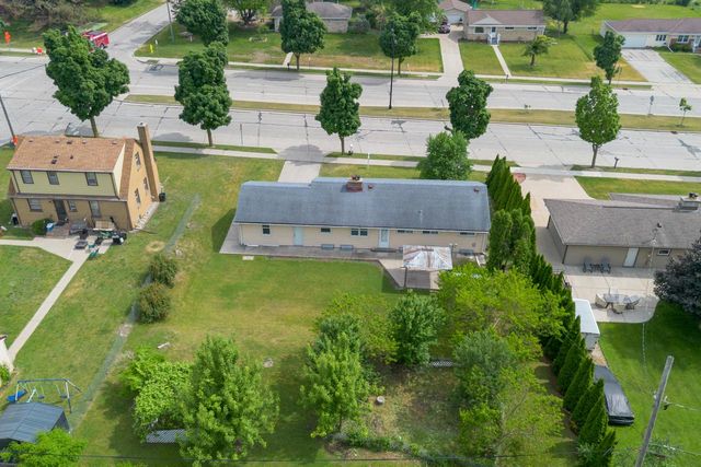 7216 W Layton AVENUE, Greenfield, WI 53220