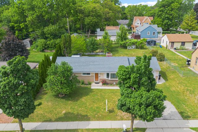 7216 W Layton AVENUE, Greenfield, WI 53220