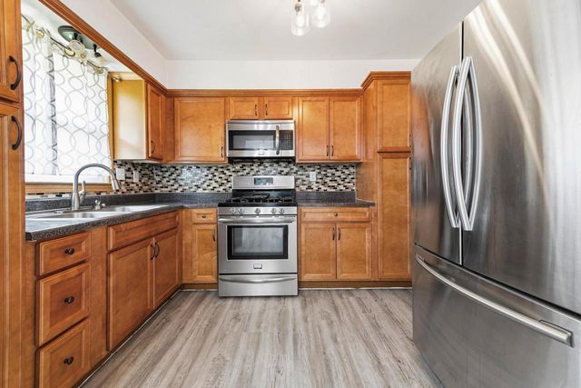 7216 W Layton AVENUE, Greenfield, WI 53220