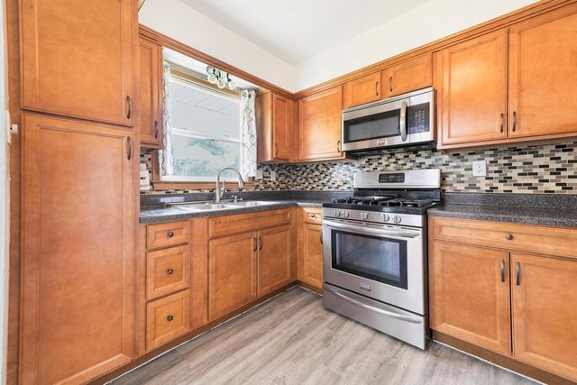 7216 W Layton AVENUE, Greenfield, WI 53220