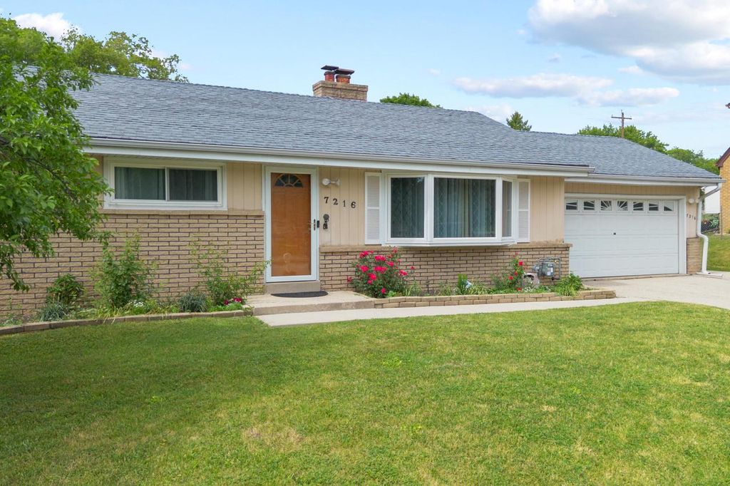 7216 W Layton AVENUE, Greenfield, WI 53220